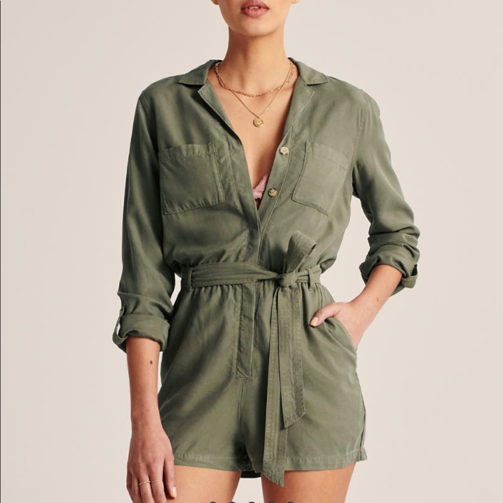 ✨NWT A&F GREEN BUTTON-DOWN UTILITY ROMPER✨